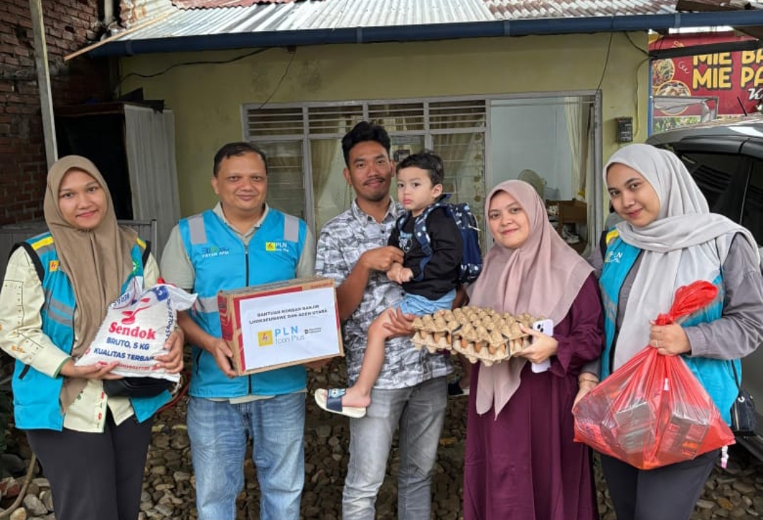 Terkoneksi dengan Hati, PLN Icon Plus Sigap Salurkan Bantuan Banjir Bandang di Sumatera