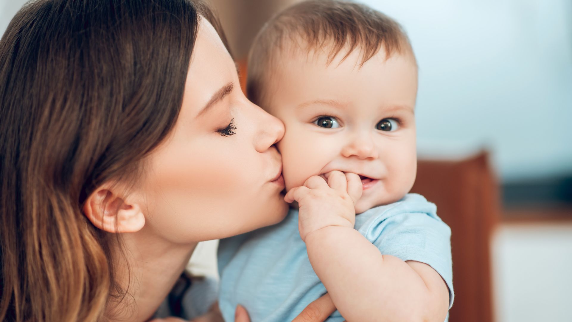 Bahaya Mencium dan Menyentuh Bayi Sembarangan