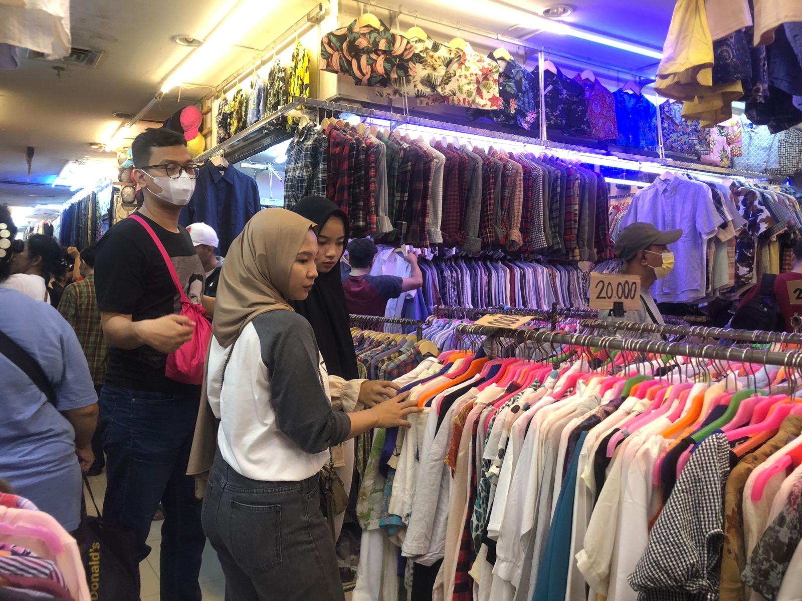 Masyarakat Gemar Buru Barang Thrifting, Pengamat Ekonom Beberkan Pemicunya