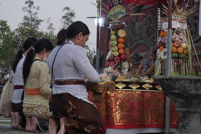 Berjalan Hikmad, Pura Segara Surabaya Gelar Piodalan pada Purnama Sasih Kapat