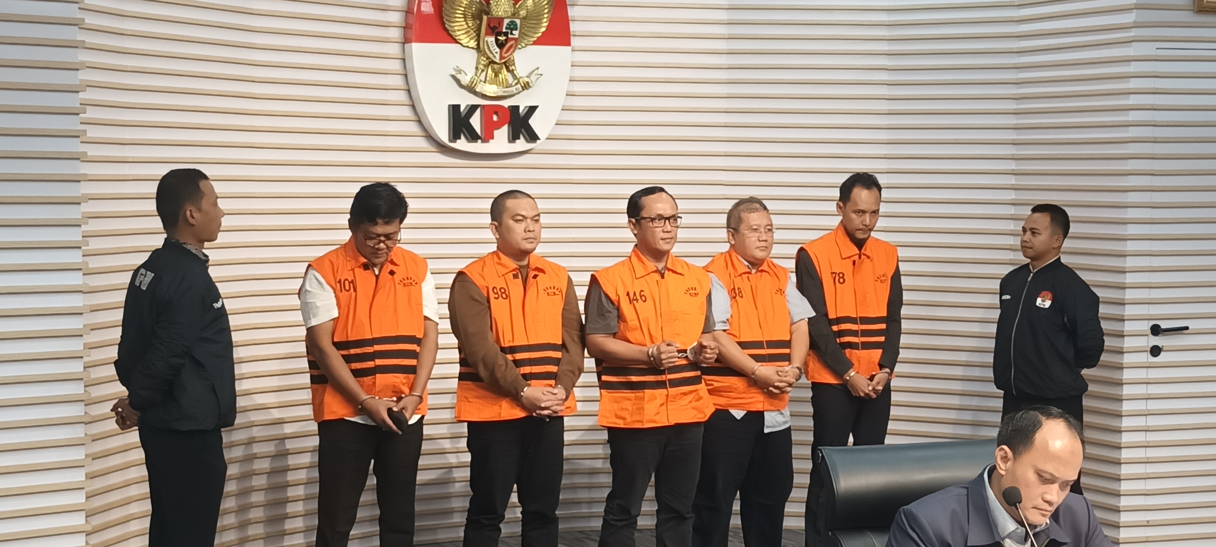 KPK Geledah Kantor dan Rumah Dinas Bupati Lampung Tengah, Uang Ratusan Juta Disita!