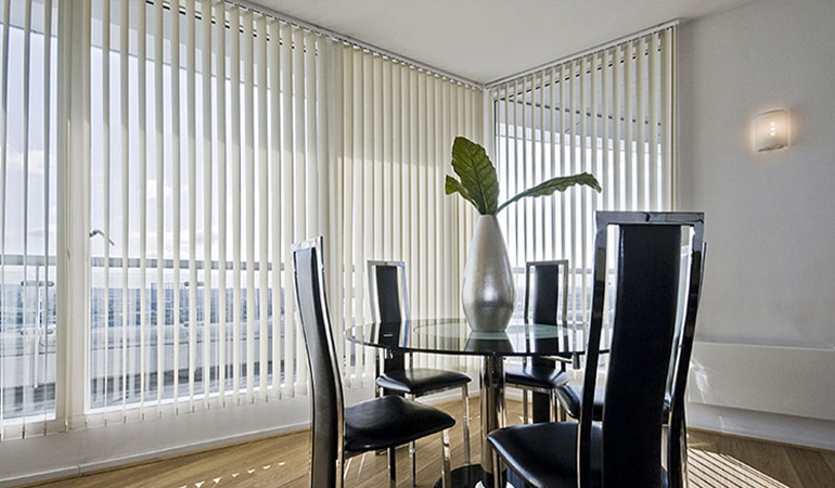 5 Tips Meningkatkan Produktivitas Kerja Melalui Penggunaan Roller Blinds dan Vertical Blinds di Jendela Kantor