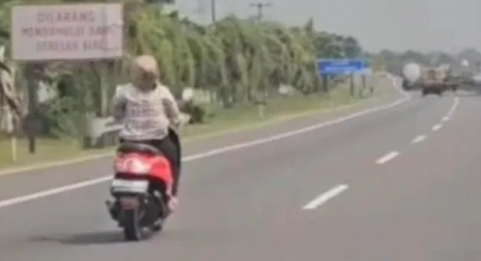 Ngaku Tak Paham Aturan Lalu Lintas, Pelajar Santai Kendarai Motor Masuk Jalan Tol Tangerang - Merak