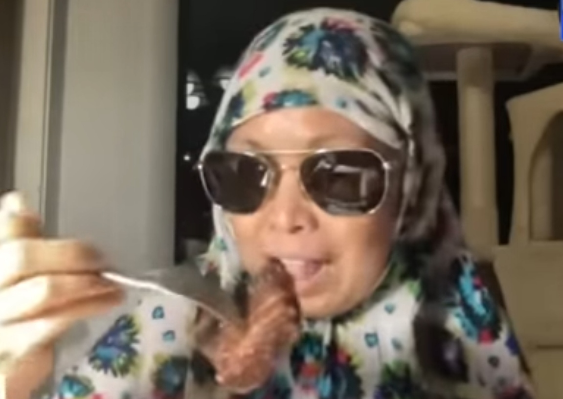 Viral Wanita Berhijab Pamer Makan Babi Kecap Sambil Ucapkan Bismillah-Surah Al Fatihah