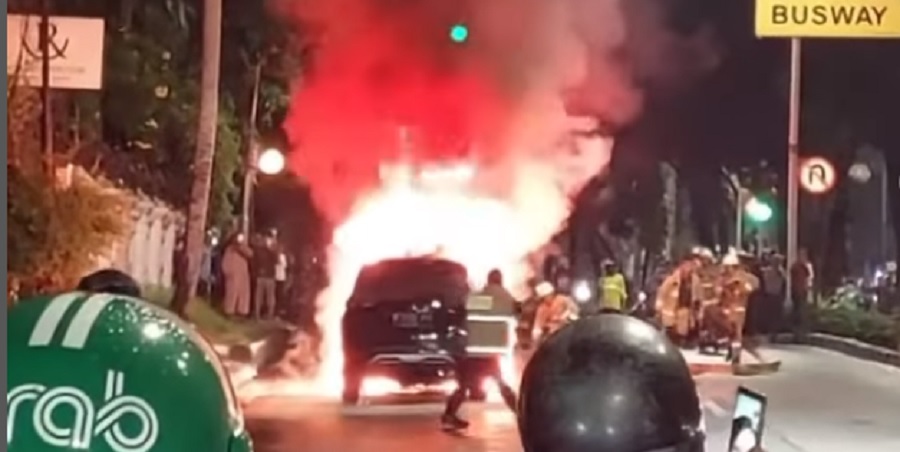 Diduga Korsleting Listrik, Mitsubishi Xpander Hitam Terbakar di Arteri Pondok Indah