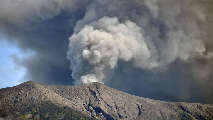 Pro Kontra Penutupan Permanen Gunung Marapi