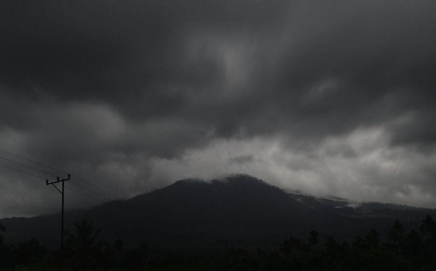 Aktivitas Gunung Lewotobi Laki-Laki di Level AWAS