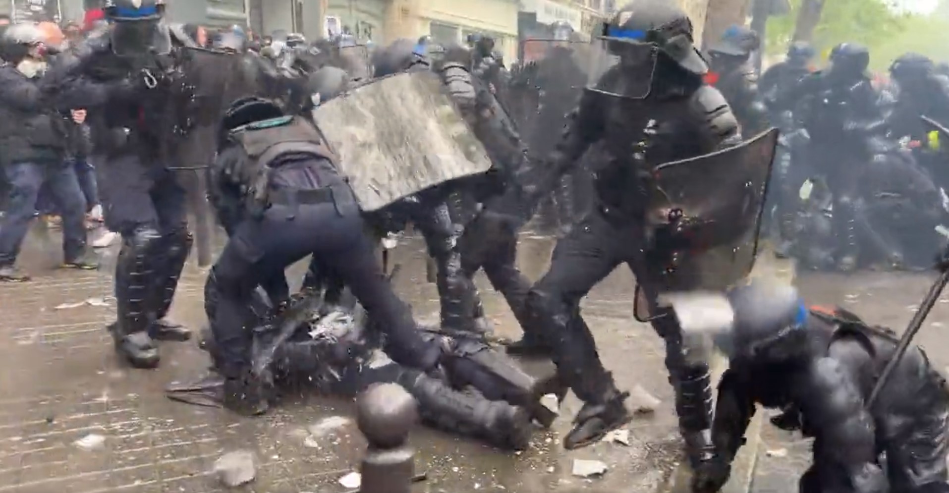 Prancis Mencekam! Aksi Unjuk Rasa Buruh Pada May Day Berujung 'Medan Pertempuran'