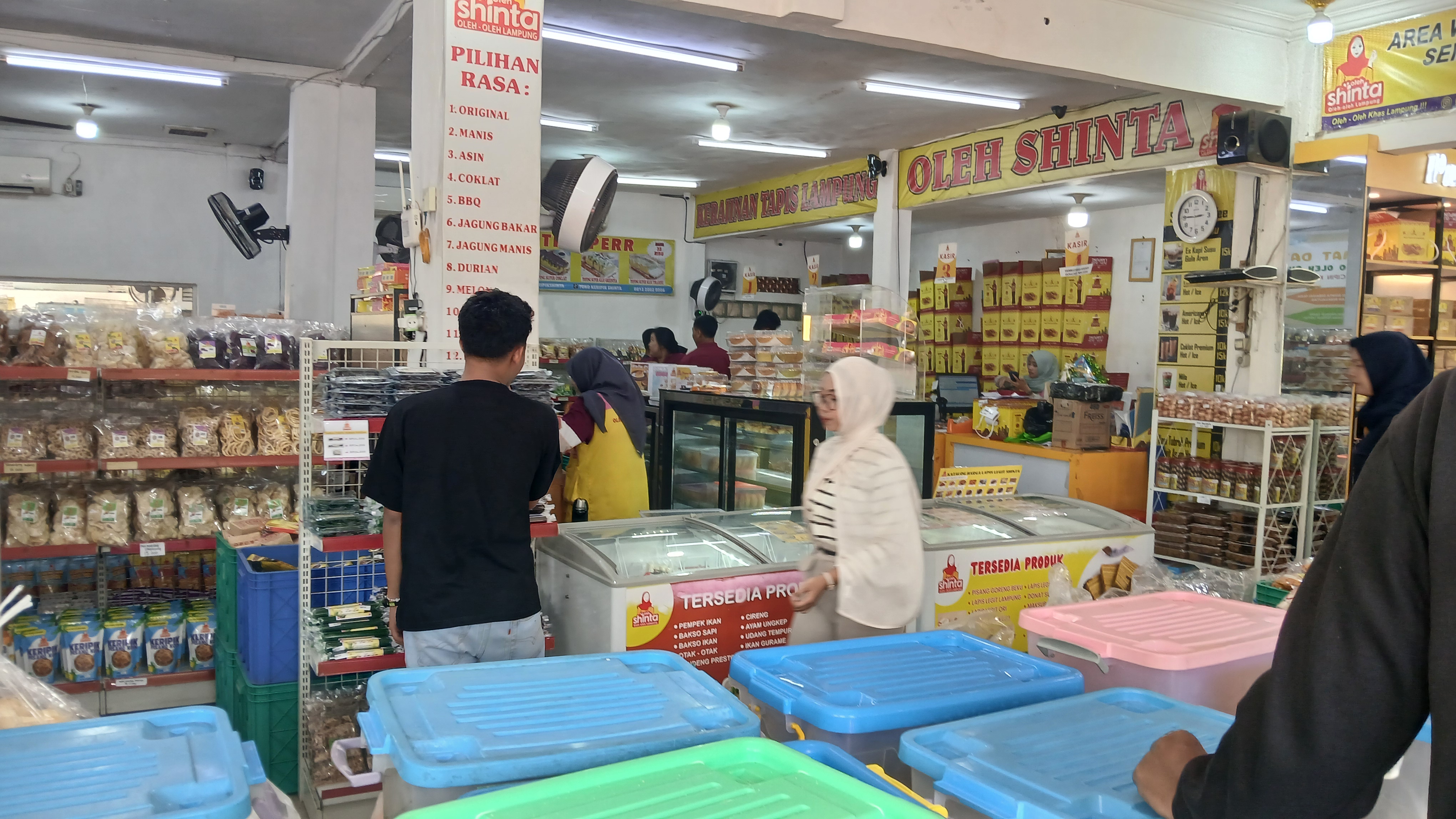 Berkah Mudik! Toko Oleh-Oleh di Lampung Diborong, Kerupuk Kemplang Laris