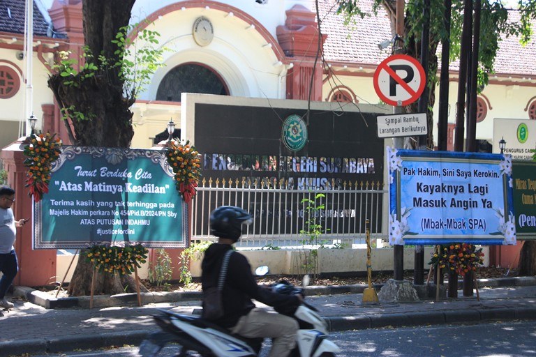 PN Surabaya Penuh Karangan Bunga Sindir Putusan Bebas Hakim Erintuah Damanik