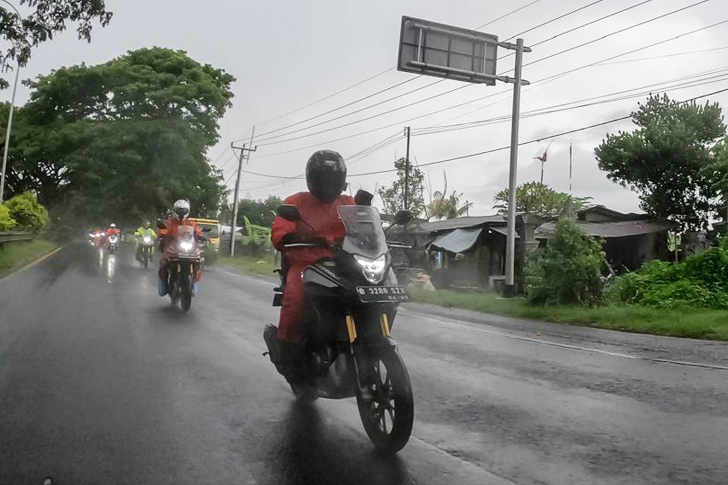 Bikers Mesti Tahu, Ini Alasan Jangan Asal Berhenti di Pinggir Jalan Saat Hujan