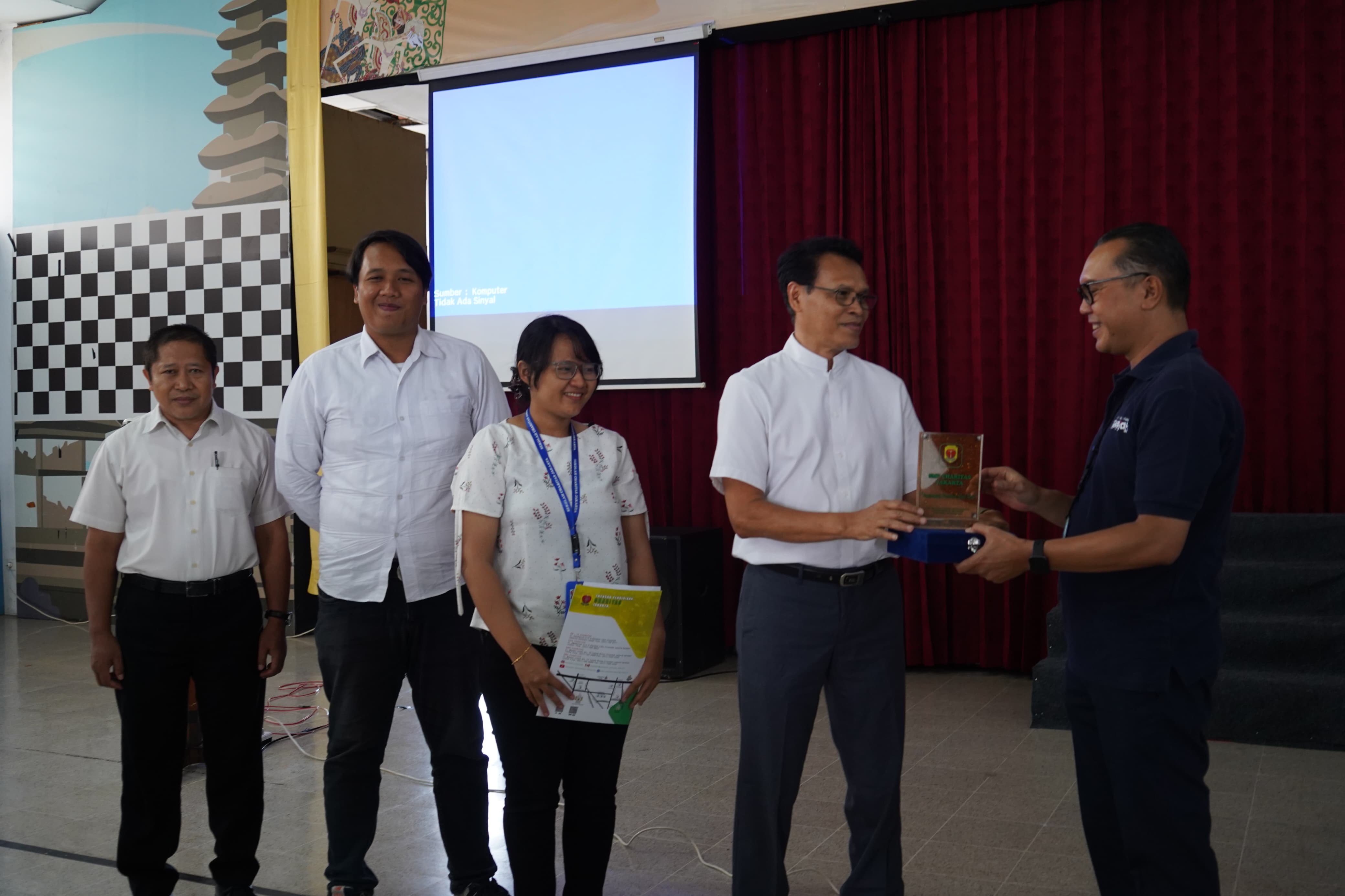 BI Beri Edukasi Ciri-Ciri Keaslian Uang Rupiah di SMP Charitas: Cinta Bangga dan Paham