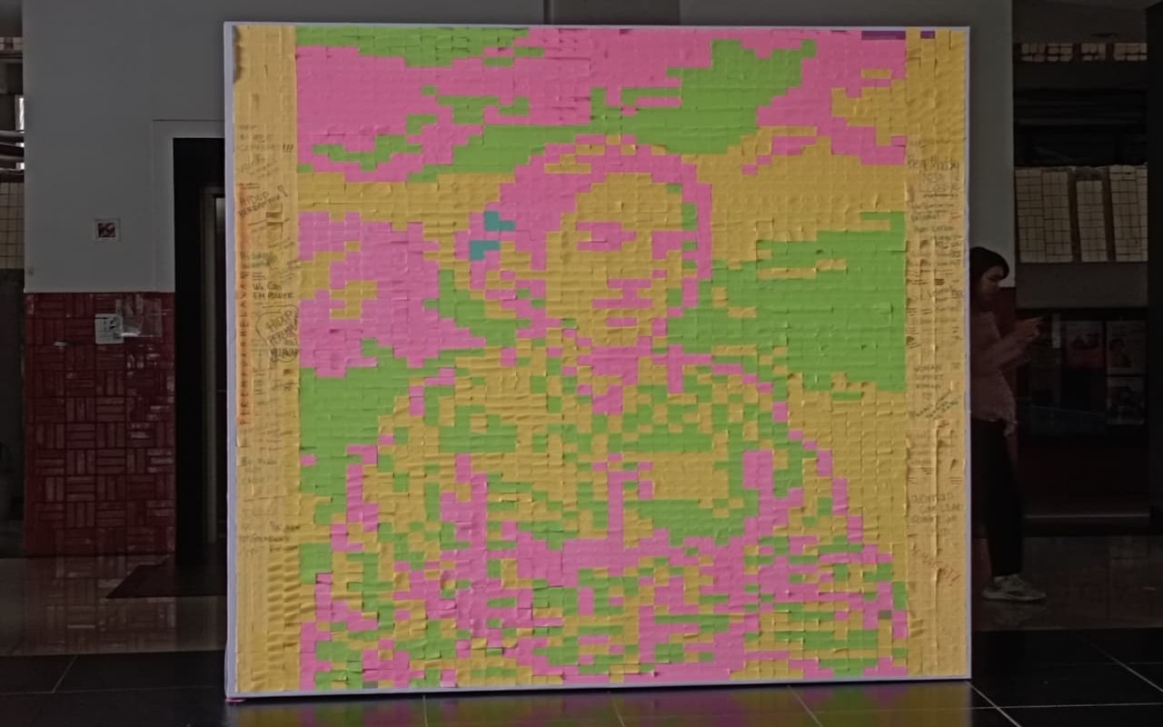 BEM Ubaya Buat Mozaik Kartini dari Ribuan Sticky Notes dalam Rangka Hari Kartini