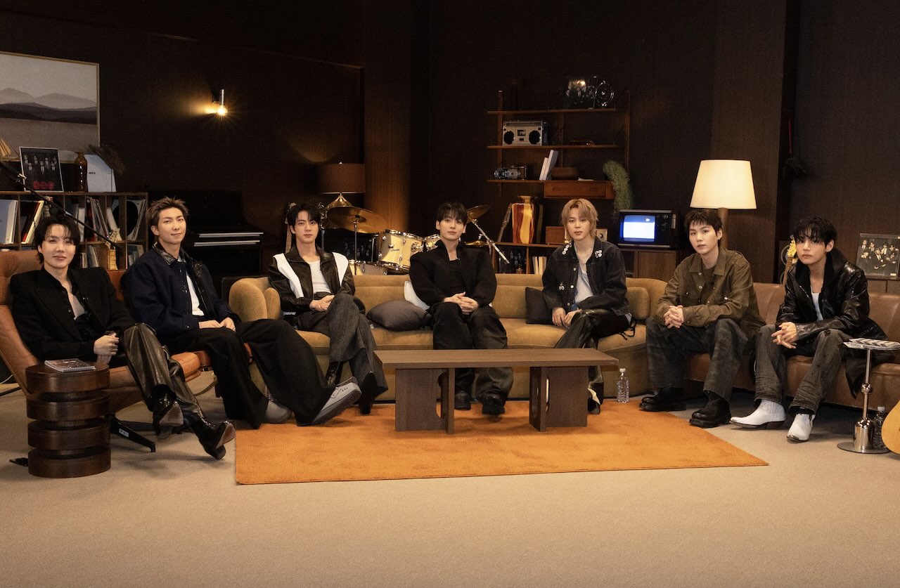 RM BTS Cedera, Janji Tetap Sapa ARMY Saat Konser Comeback ARIRANG di Gwanghwamun 