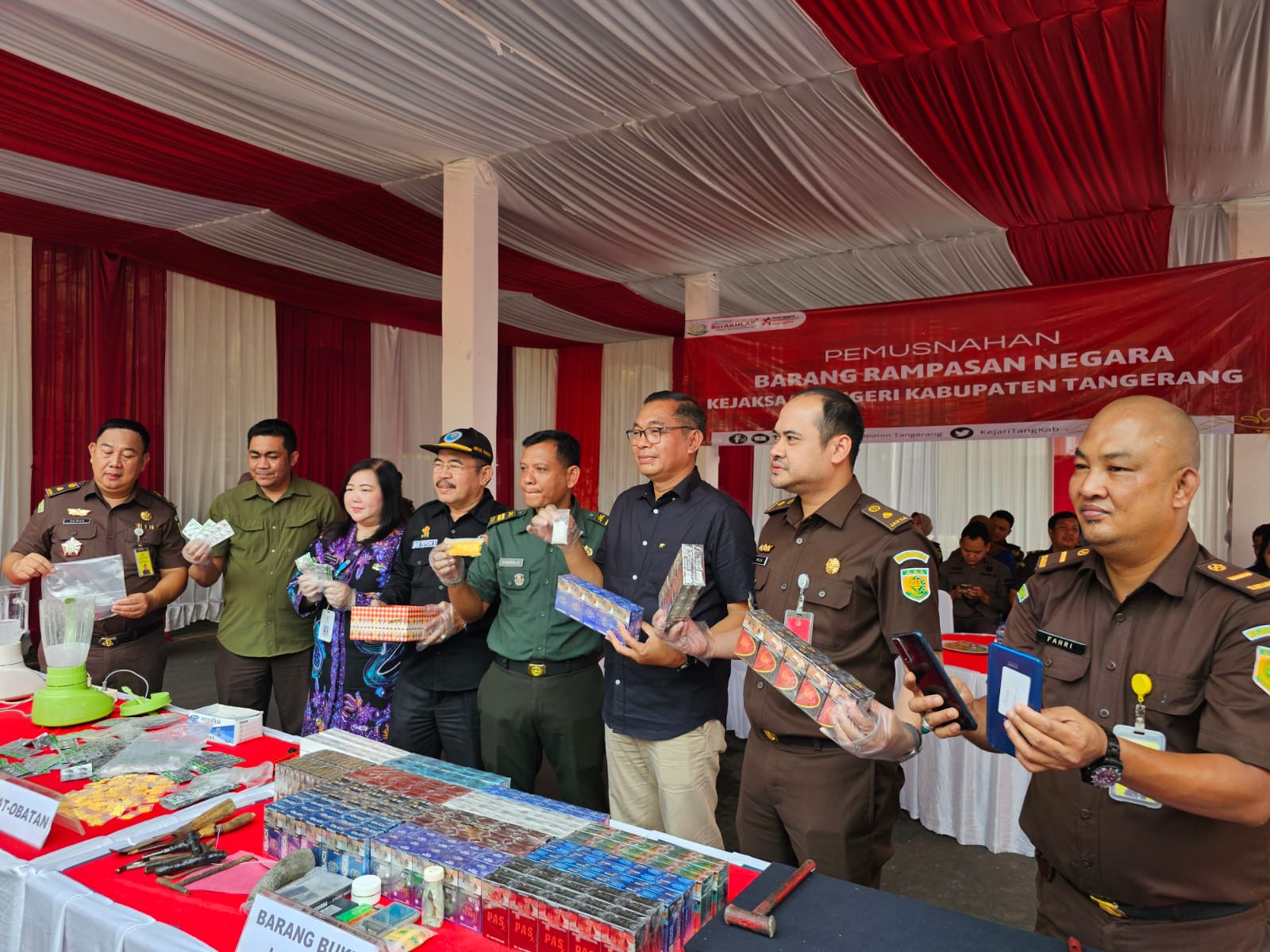 39 Ribuan Bungkus Rokok Tanpa Cukai Hingga Obat-obatan Terlarang Dimusnahkan Kejari di Tigaraksa