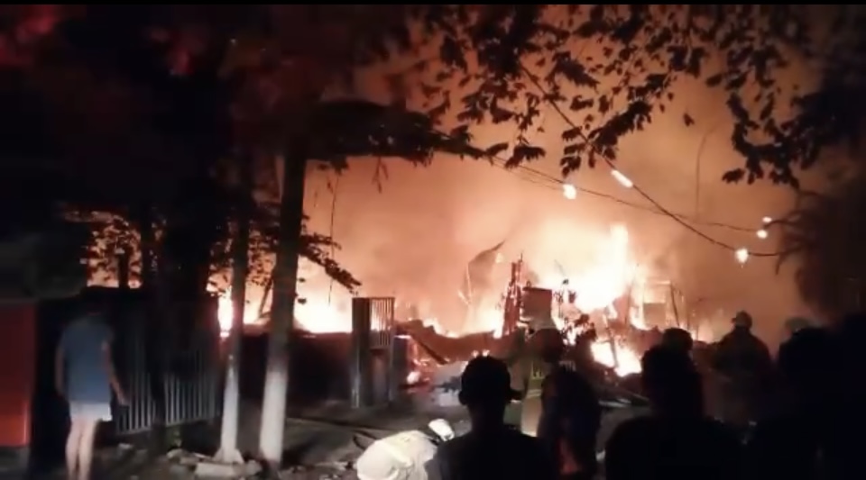 Gudang Triplek yang Kebakaran di Duren Sawit Alami Kerugian Hingga Miliaran Rupiah, Rumah Warga Terdampak!