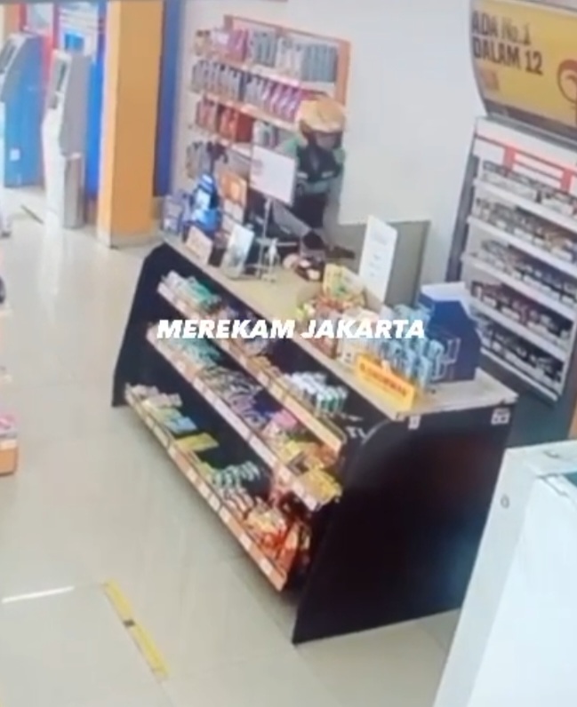 Viral! Oknum Ojol Curi HP di Minimarket Kawasan Kebayoran Lama Jaksel, Sikat Selagi Korban Lengah