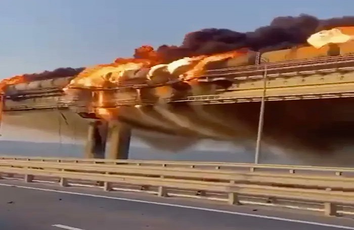 Duar! Jembatan Krimea-Rusia Rusak Parah Akibat Ledakan, Terjadi Sehari Setelah Ulang Tahun Vladimir Putin