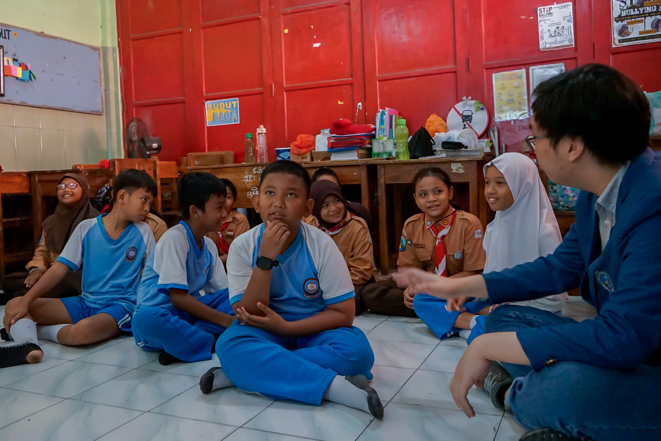 Mahasiswa UK Petra Ajak Siswa SD Hang Tuah 1 Belajar Toleransi