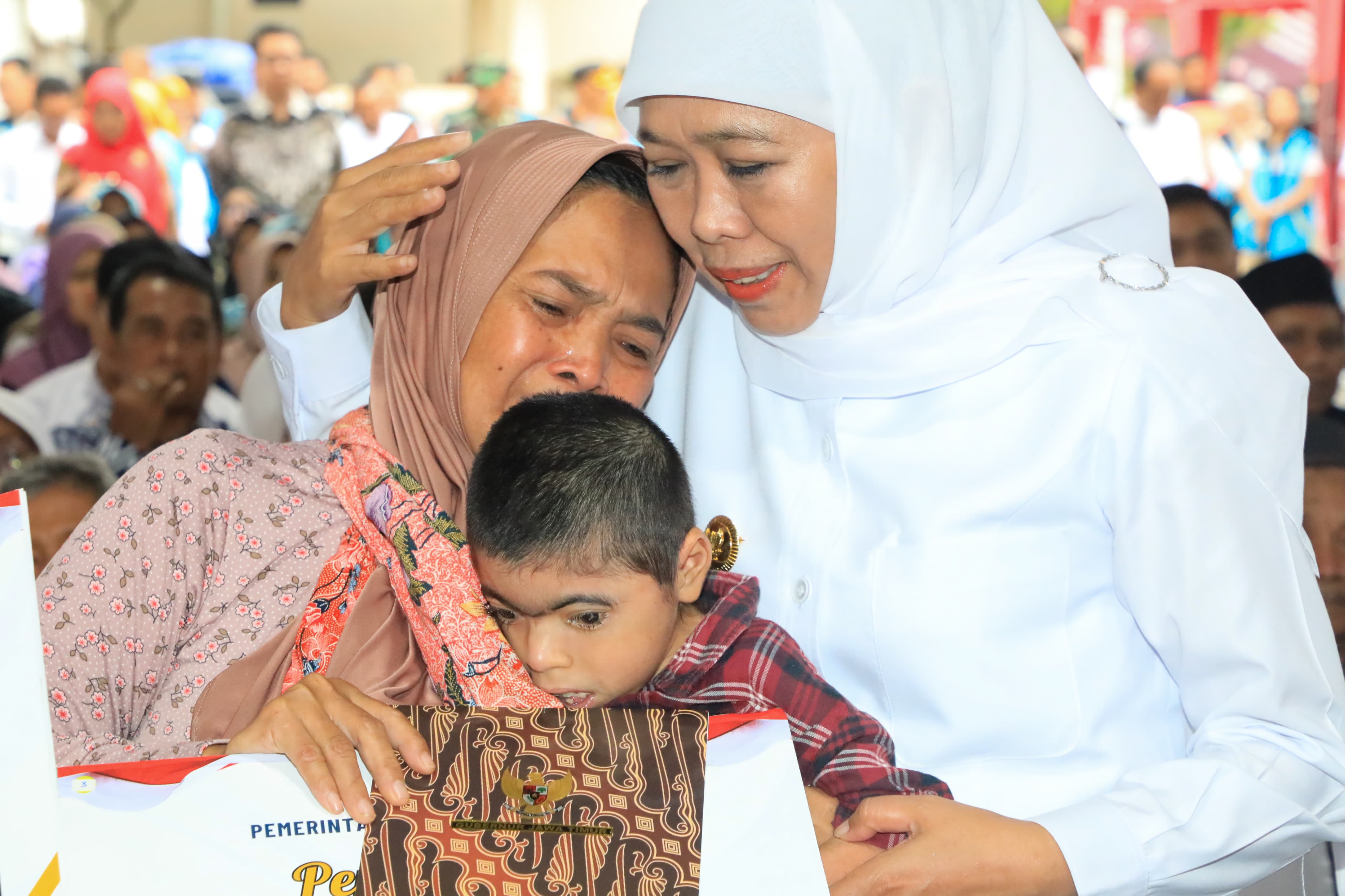 Gubernur Khofifah Salurkan Bantuan Rp 5,935 Miliar di Madiun