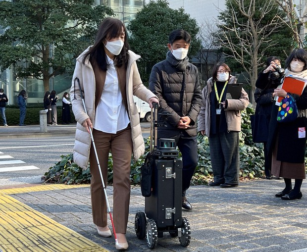 Jepang Ciptakan AI Suitcase, Koper Cerdas Pemandu Tunanetra