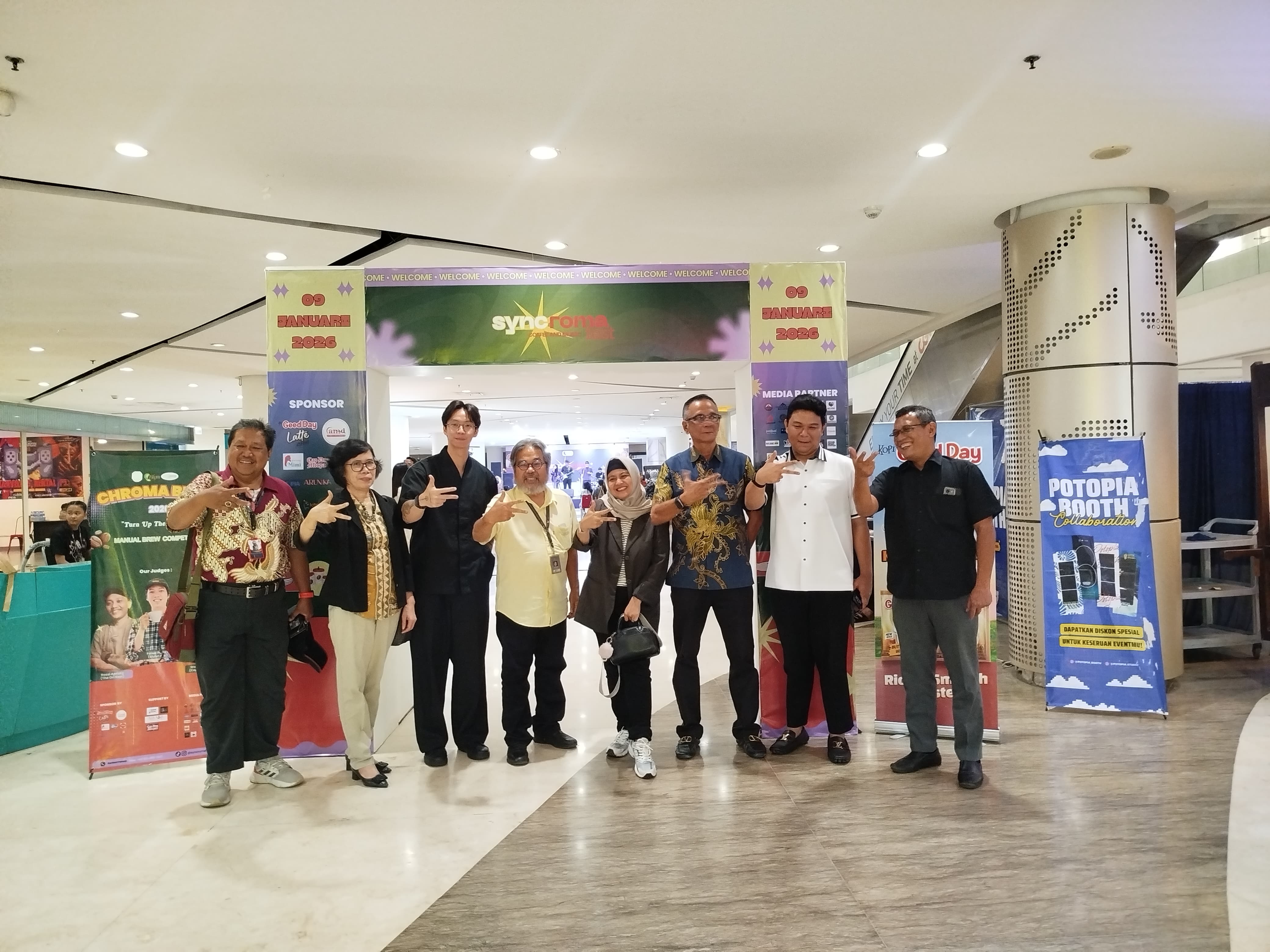 Unitomo Gelar Syncroma Fest, Sinkronkan Musik dan Kopi