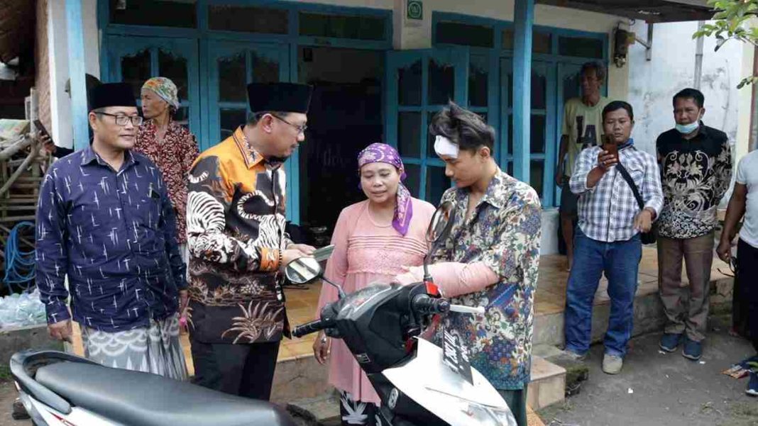 Tukang Servis HP Korban Begal Diberi Motor oleh Ketua DPRD Kabupaten Pasuruan 