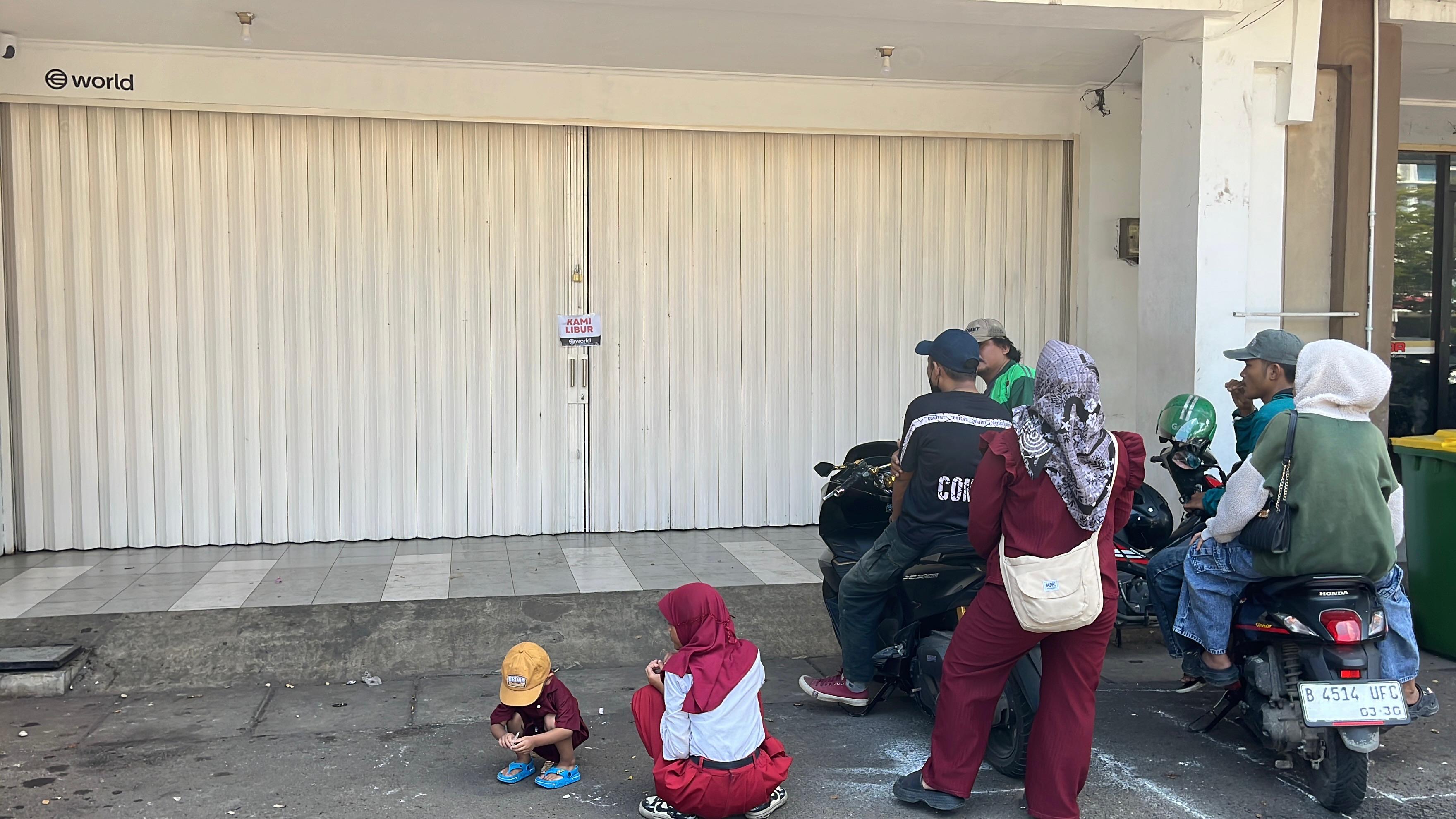 Warga Bekasi Tetap Datangi Ruko World App Meski Sudah Dibekukan Komdigi