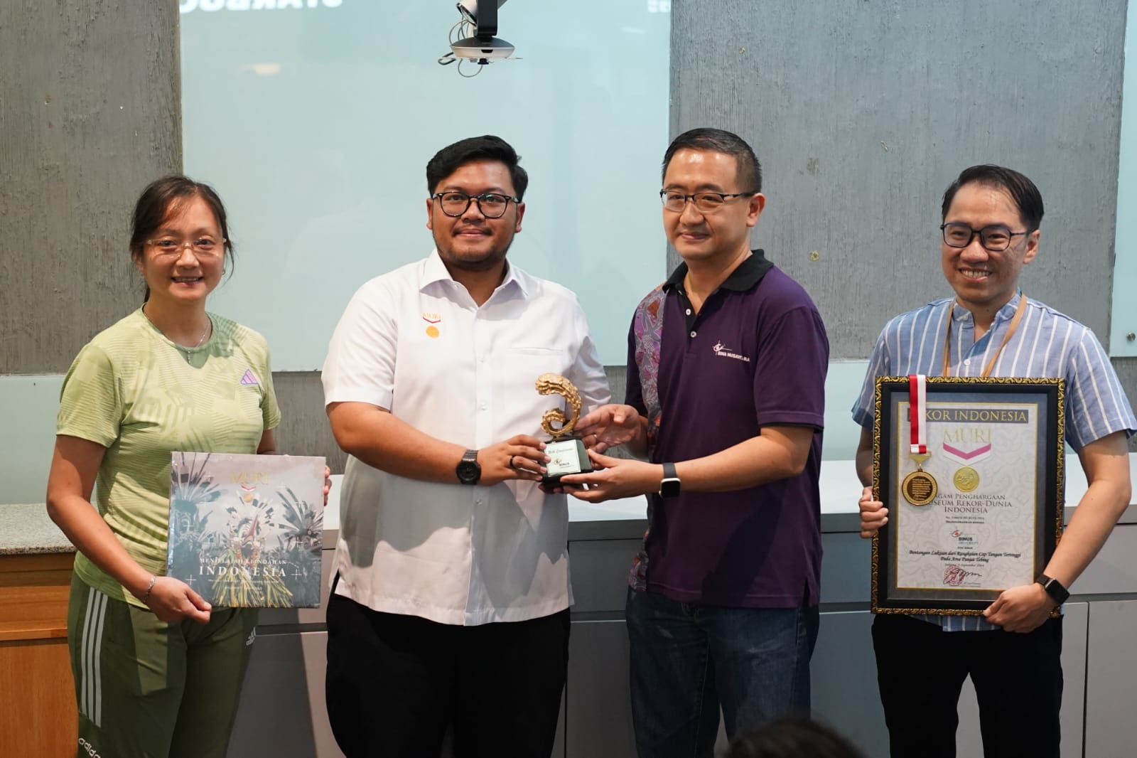 Keren! Mahasiswa BINUS Bentangkan Karya Seni Visual Terpanjang di Wall Climbing Tertinggi, Catat Rekor MURI