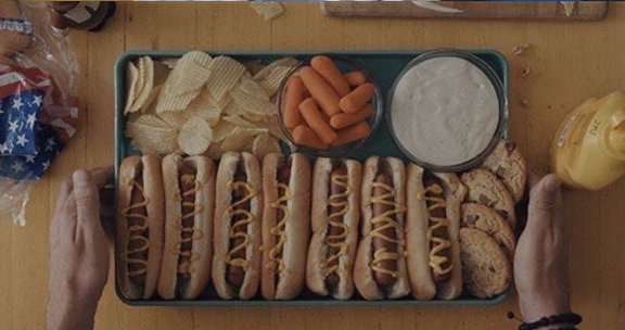 Weapons dan Adegan Tujuh Hotdog sebagai Penghormatan untuk Mendiang Trevor Moore