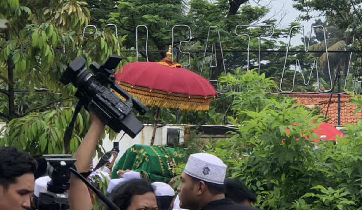 Tangis Ribuan Pelayat Pecah di Detik-detik Pemakaman Habib Hasan bin Ja'far Assegaf