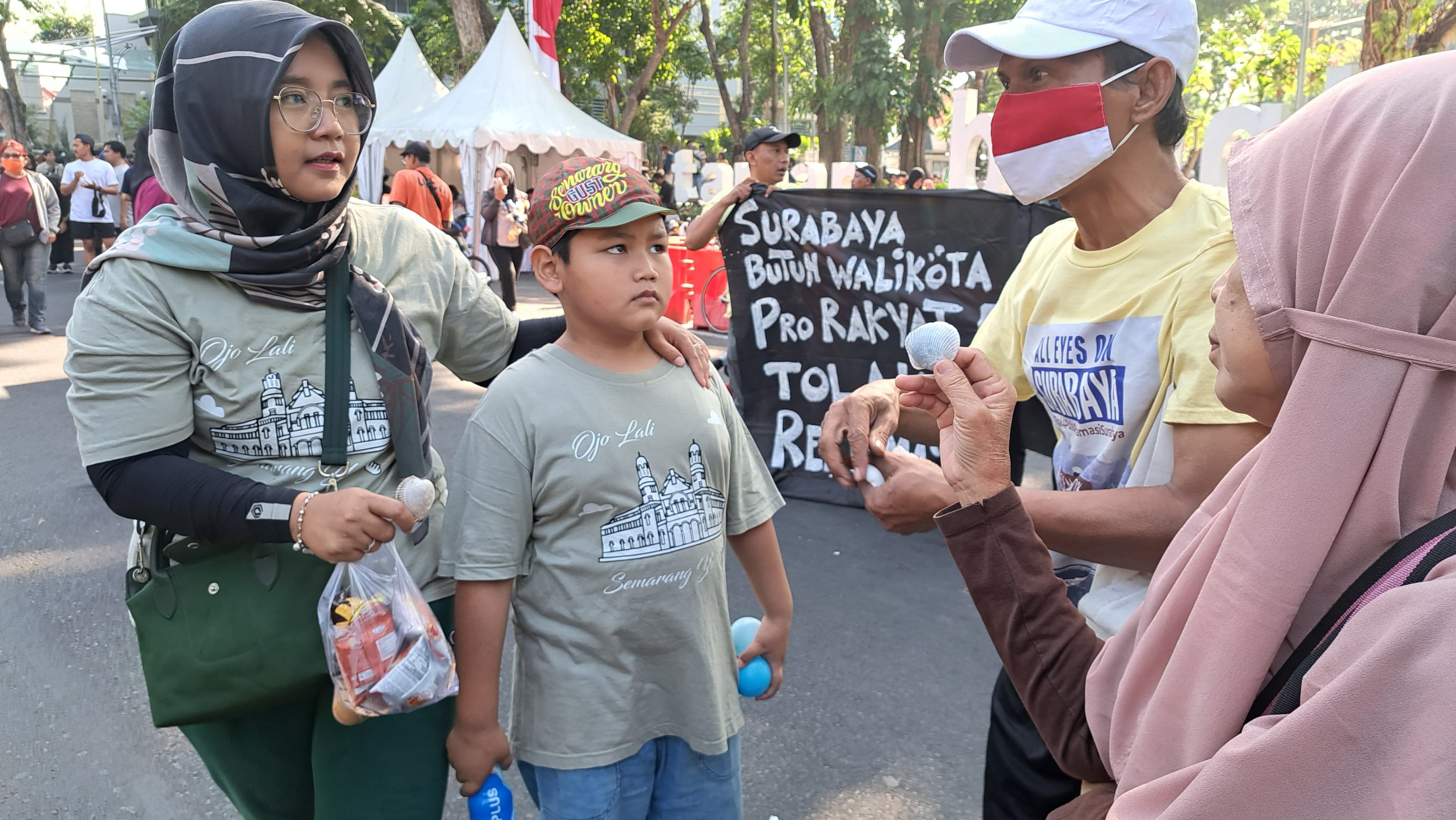 Mahasiswa ITS dan Kelompok Massa Gelar Aksi Tolak Reklamasi di Surabaya, Bagikan Cangkang Karang ke Warga