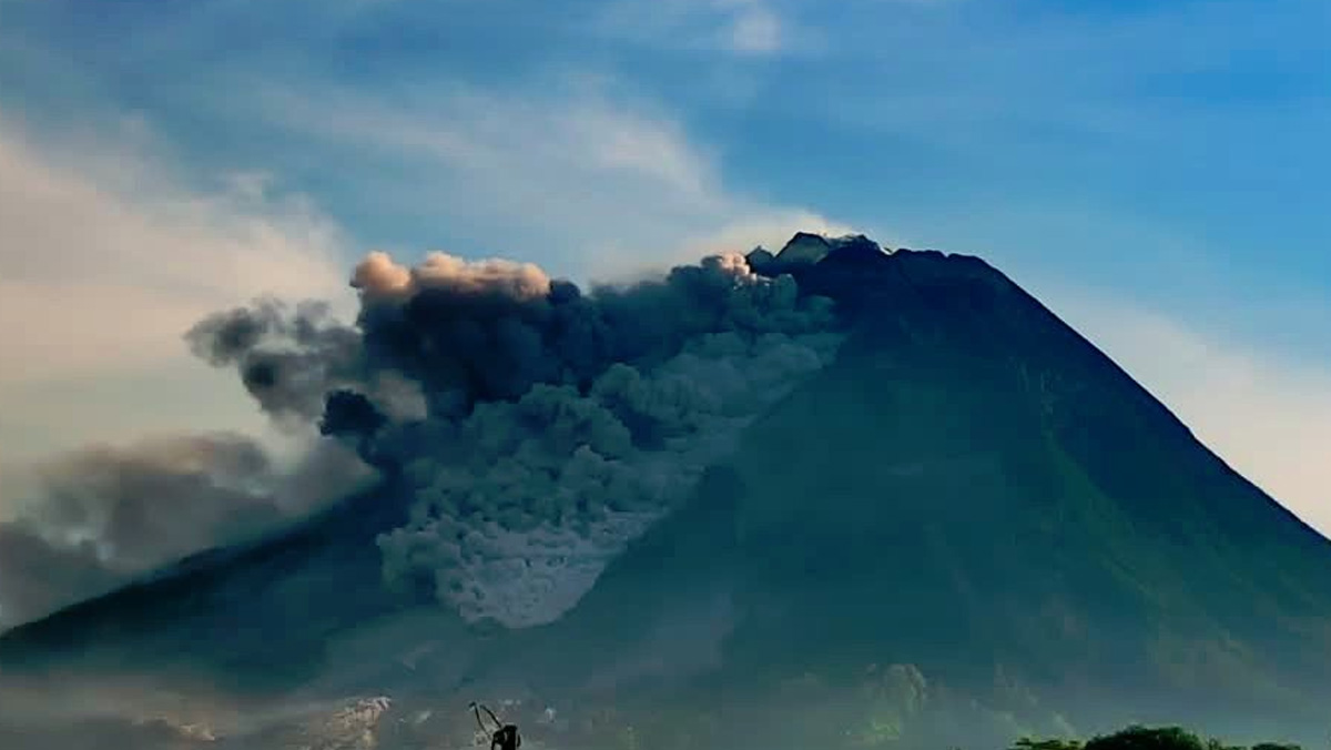 Gunung Merapi Kembali Luncurkan 15 Kali Awan Panas 