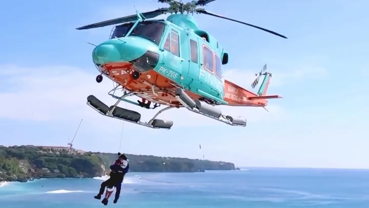 Momen Heroik SAR Bali Evakuasi 2 WN Rusia yang Terjebak di Bawah Tebing Uluwatu