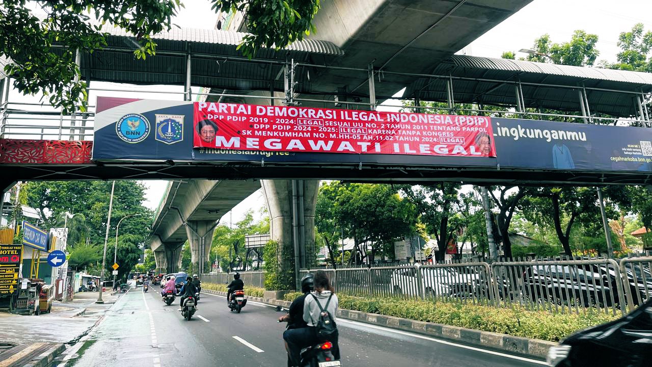 Muncul Spanduk 'PDIP Partai Ilegal' di Sejumlah Ruas Jalan, Begini Tanggapan Jubir