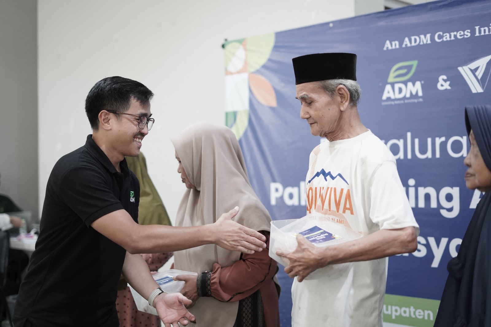 Ribuan Warga Bogor Terima Daging Ayam Segar dari Kolaborasi Sosial PT ADM Indonesia dan Dompet Dhuafa