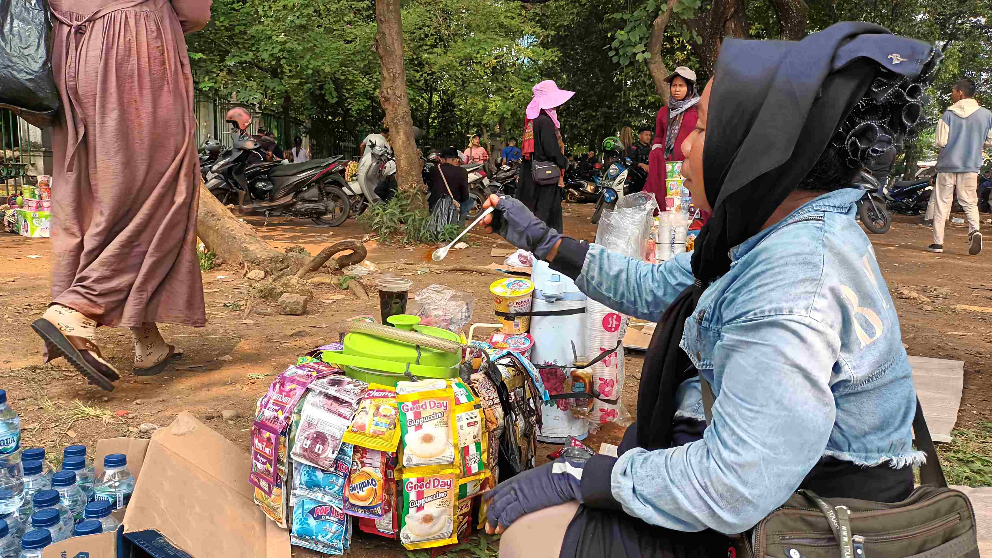 May Day 2025 di Monas: Ribuan Buruh Turun ke Jalan, Pedagang Kopi Raup Rezeki
