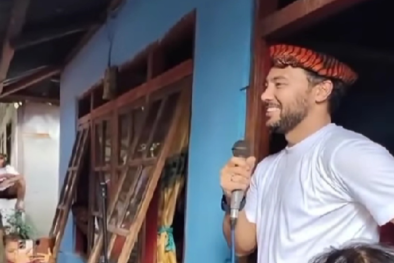 Momen Heboh Asisten Pelatih Timnas Indonesia, Denny Landzaat Mudik ke Ambon