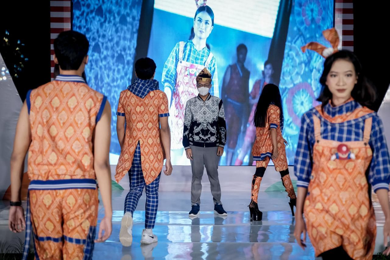 Sambut Hari Batik 2 Oktober, Kemenparekraf Gelar Fashion Show Pamerkan Koleksi “Istana Berbatik”
