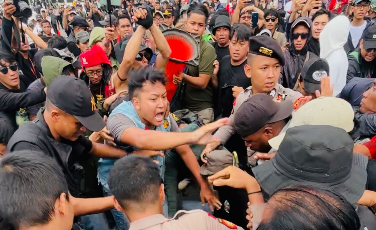 Demo 27 Agustus Ricuh, 1 Orang Tewas dan 322 Orang Diamankan Polisi