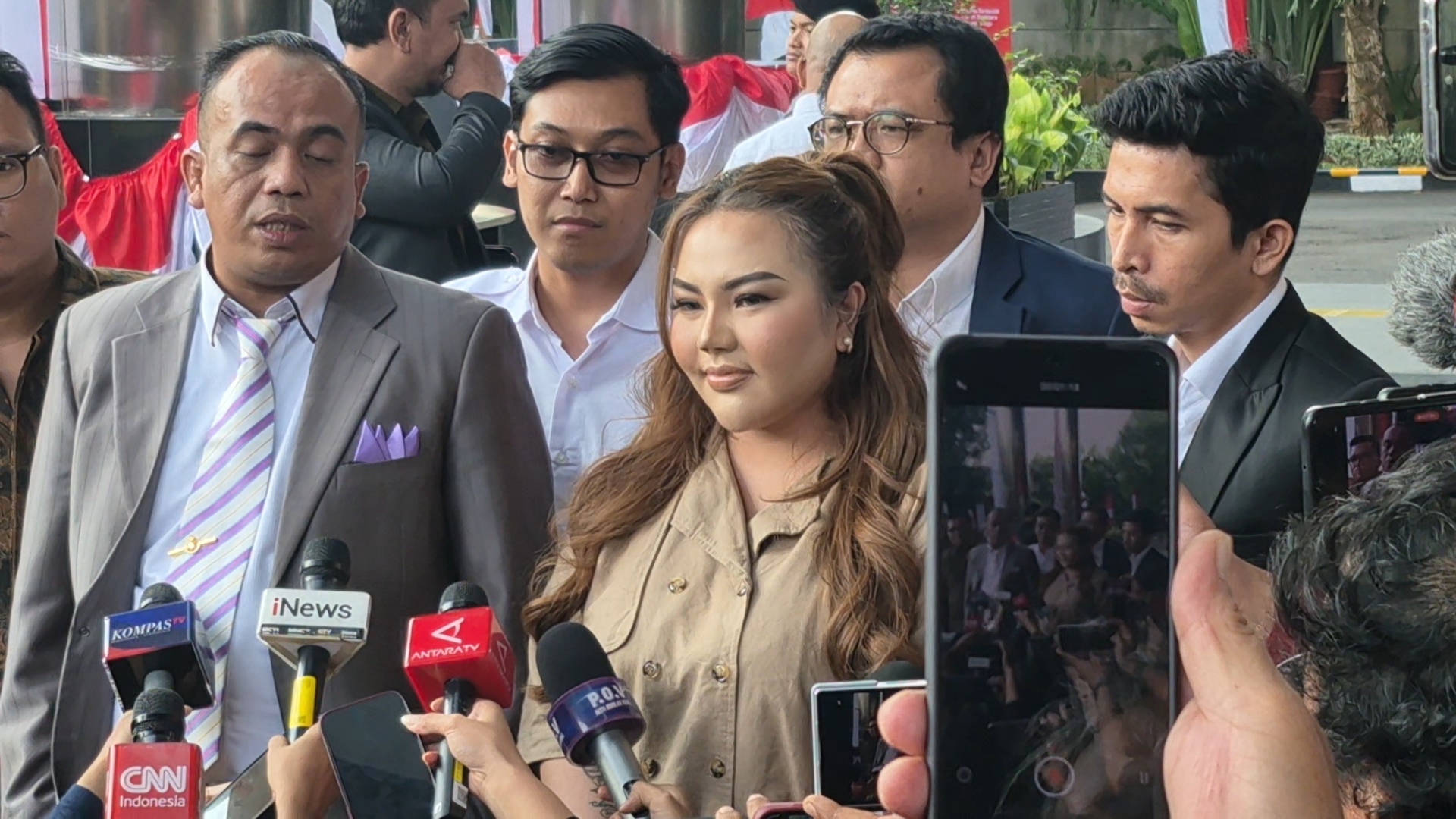 Usai 5 Jam Diperiksa KPK, Lisa Mariana Ngaku Ada Uang dari Ridwan Kamil Untuk Anaknya