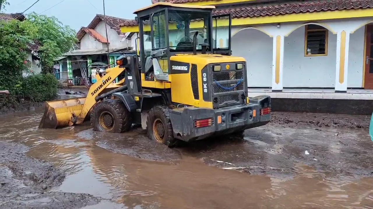 Banjir Bandang Hantam Pasuruan dan Probolinggo, Rumah Warga Terendam Lumpur