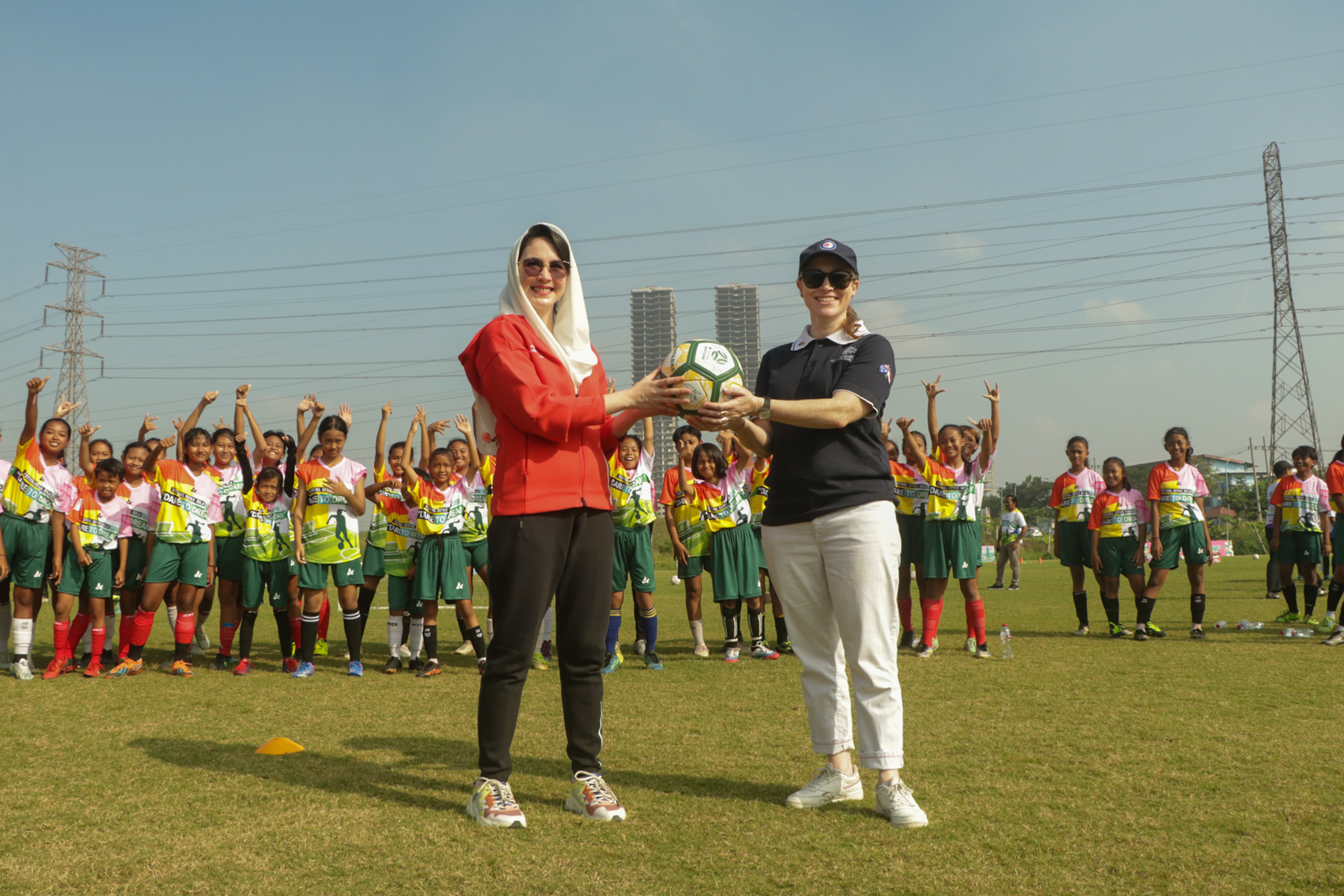 Festival Bola Putri Unesa: Pesepakbola Wanita Surabaya Berlatih Bareng Pemain dan Pelatih Timnas Australia