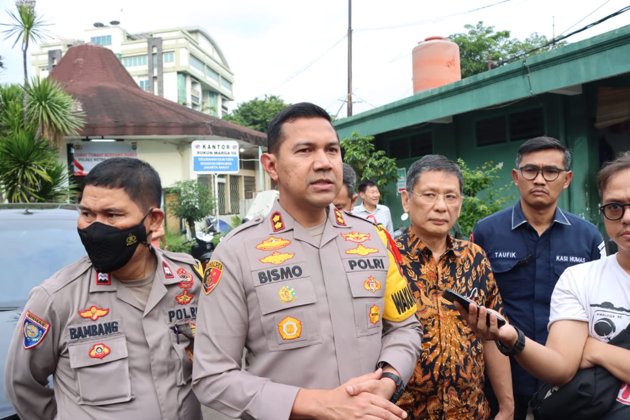 Polres Metro Jakarta Barat Menggelar Kegiatan Jumat Curhat Untuk Mendengarkan Aspirasi dan Keluhan Warga.