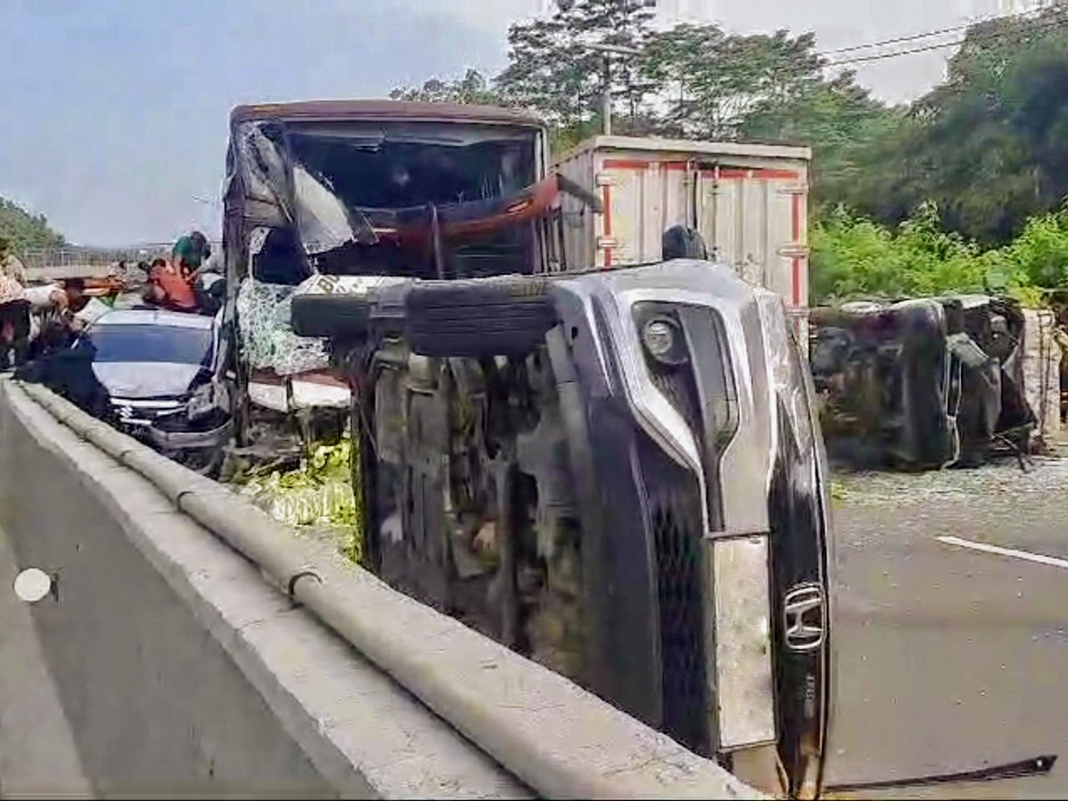 Kecelakaan Beruntun di Tol Cipularang, Sejumlah Mobil hingga Bus Alami Kerusakan Parah