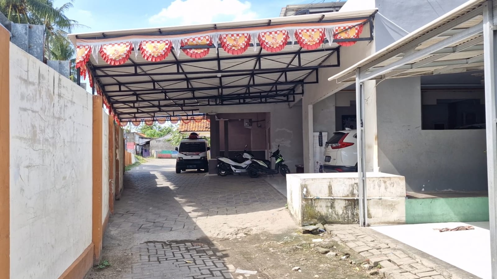 Rumah Kades Kohod Arsin Sepi Pasca Masa Penahanannya Habis, Hanya Civic Putih Terparkir di Teras