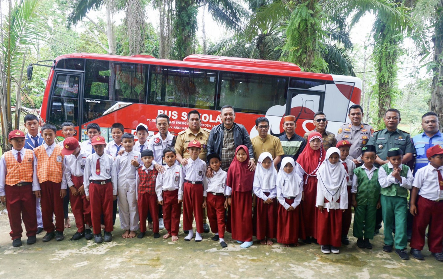 Peduli Pendidikan, Tiga Perusahaan Ini Berikan Bus Sekolah untuk Warga Desa Batuah