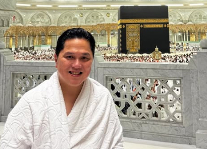 Momen Erick Thohir Sujud dan Berdoa di Depan Ka'bah Jelang Laga Krusial Timnas Indonesia Kontra Irak