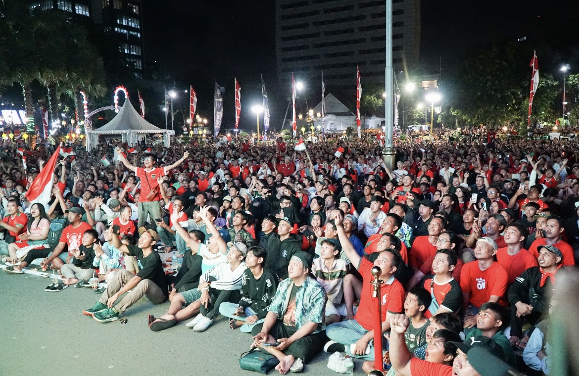 Seru! 10 Ribu Warga Padati Nobar Indonesia vs Uzbekistan di Grahadi