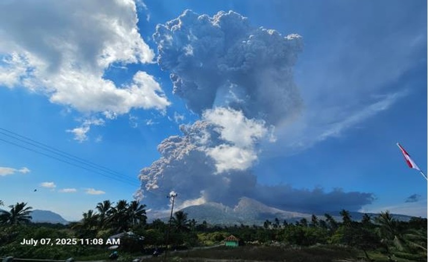Erupsi Gunung Lewotobi Lak0-Laki, Kolom Abu Capai 19.584 Meter, Petugas Bagikan Masker pada Warga